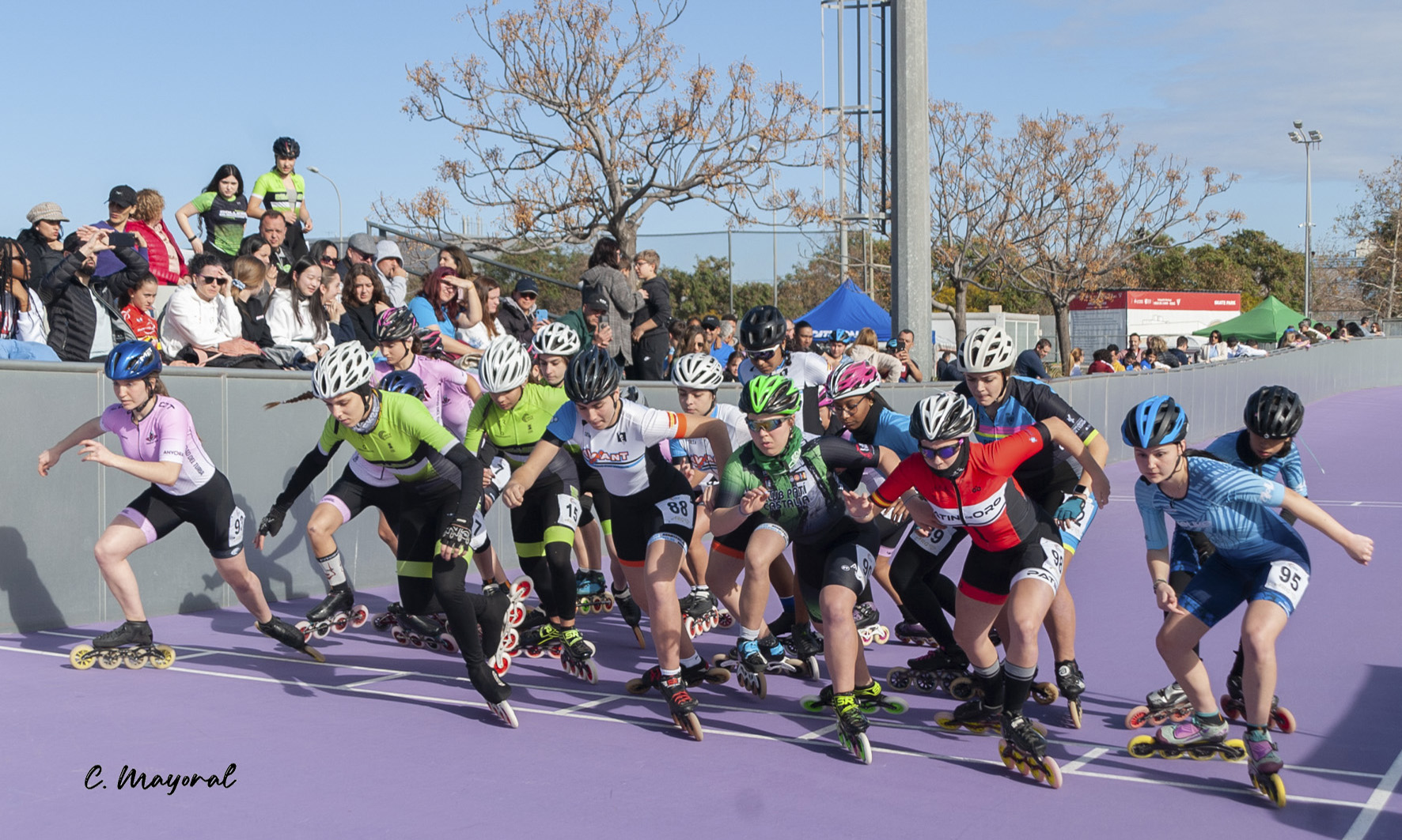 niños en pista patinaje